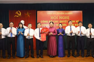 Lãnh đạo tỉnh Tuyên Quang tặng hoa chúc mừng đồng chí Ma Thế Hồng.