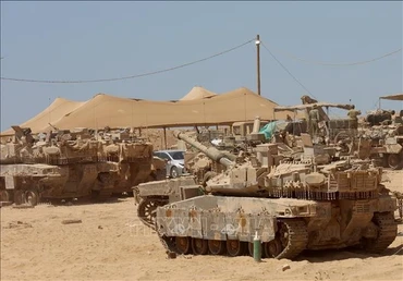 Xe quân sự Israel được triển khai gần biên giới với Dải Gaza. Ảnh: THX/TTXVN