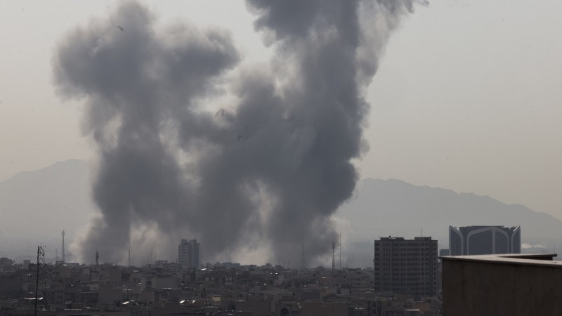 Khói bốc lên sau một vụ nổ ở thủ đô Tehran, Iran, ngày 28/2/2026. (Ảnh: The Times of Israel/TTXVN)