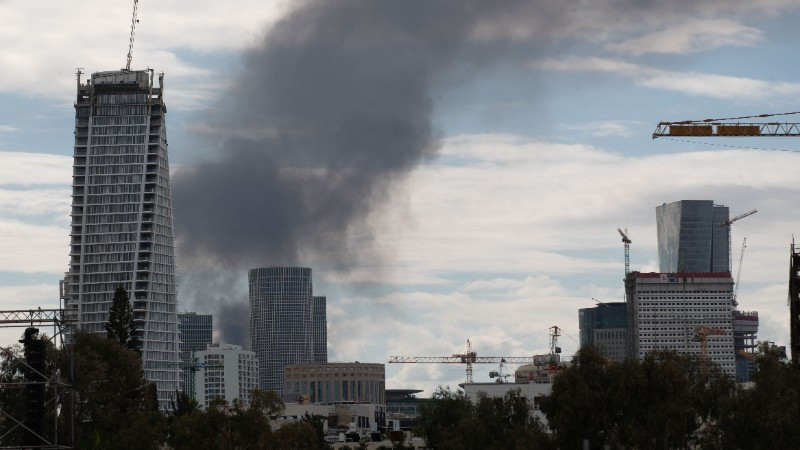 Khói bốc lên từ thành phố Tel Aviv, Israel, sau cuộc tấn công đáp trả của Iran, ngày 28/2/2026. (Ảnh: THX/TTXVN)