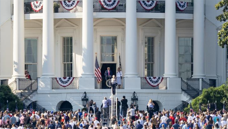 Tổng thống Mỹ Donald Trump phát biểu tại ban công Nhà trắng ở Washington D.C., Mỹ, ngày 4/7/2025. (Ảnh: Tân Hoa Xã)
