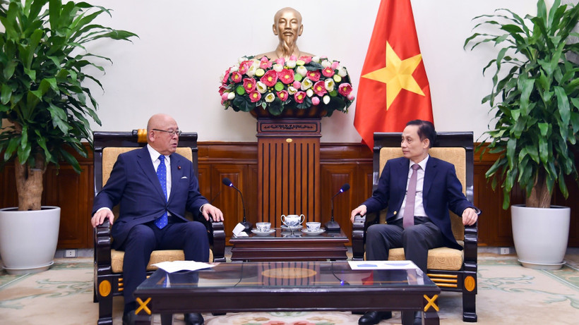 Bộ trưởng Ngoại giao Lê Hoài Trung tiếp Cố vấn đặc biệt Liên minh Nghị sĩ hữu nghị Nhật-Việt Takebe Tsutomu. (Ảnh: Bộ Ngoại giao)