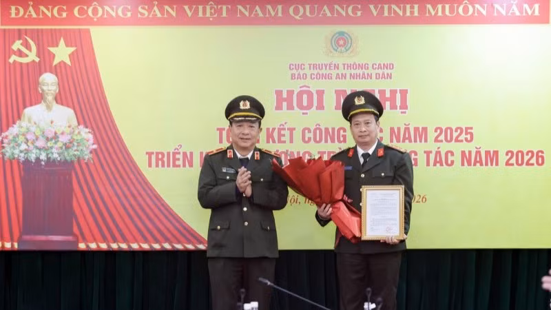 Thừa ủy quyền của lãnh đạo Bộ Công an, Thiếu tướng Đỗ Triệu Phong trao Quyết định về việc phân công Đại tá Nguyễn Thanh Bình giữ chức vụ Tổng Biên tập Báo Công an nhân dân.