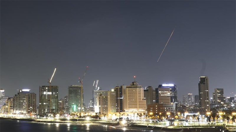 Một vệt sáng (bên phải) xuất hiện trên bầu trời bầu trời Tel Aviv, Israel, khi hệ thống phòng không của nước này phóng tên lửa đánh chặn, ngày 18/6/2025. (Ảnh: Tân Hoa Xã)