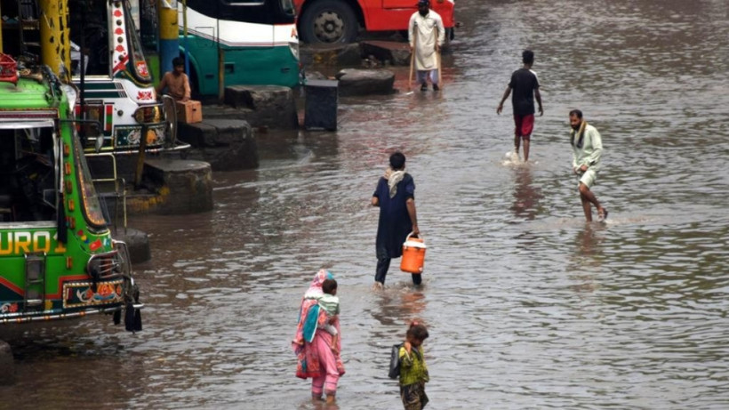 Người dân lội qua con phố bị ngập sau trận mưa lớn tại Lahore, Pakistan, ngày 9/7/2025. (Ảnh: Tân Hoa Xã)