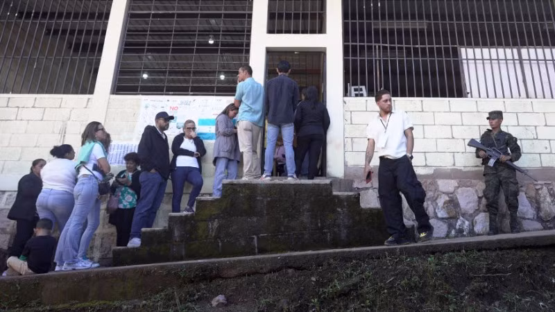 Cử tri xếp hàng chờ bỏ phiếu trong cuộc tổng tuyển cử tại điểm bầu cử ở Tegucigalpa, Honduras, ngày 30/11/2025. (Ảnh: THX/TTXVN)