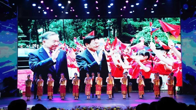 Nhân kỷ niệm 50 năm Quốc khánh nước Cộng hòa Dân chủ Nhân dân Lào, tối 30/11/2025, tại Cung Văn hóa Quốc gia Lào ở thủ đô Vientiane đã diễn ra Chương trình Văn nghệ Hữu nghị Lào-Việt Nam. (Ảnh: TTXVN)