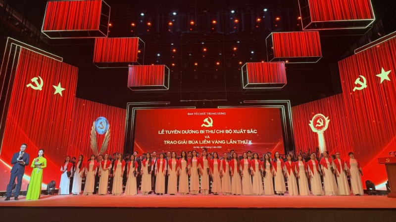 Chương trình tổng duyệt Lễ tuyên dương bí thư chi bộ xuất sắc và trao giải Búa liềm vàng lần thứ X, diễn ra tối 2/2, tại Nhà hát Hồ Gươm. (Ảnh: C.Đ)