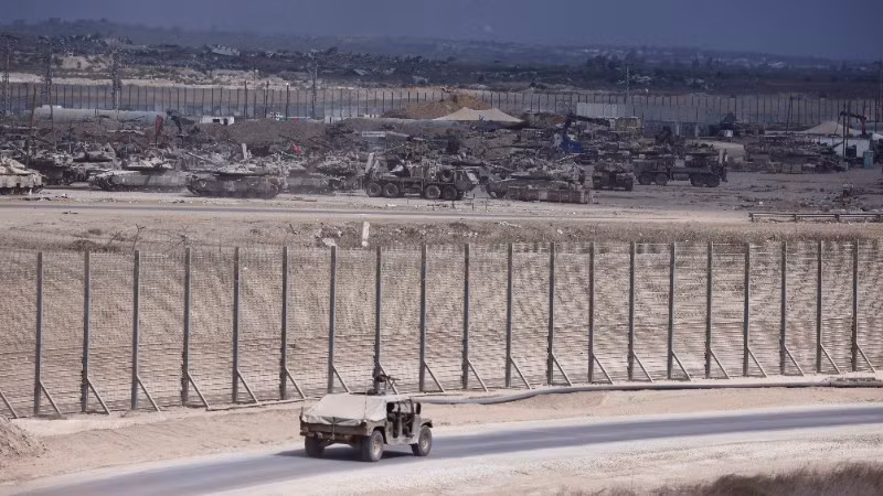 Xe quân sự Israel tại biên giới Israel-Gaza, ngày 9/10/2025. (Ảnh: THX/TTXVN) 