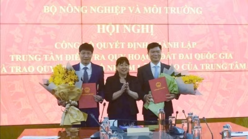 Thứ trưởng Bộ Nông nghiệp và Môi trường Nguyễn Thị Phương Hoa trao quyết định bổ nhiệm ông Chu An Trường, Phó Cục trưởng Cục Quản lý đất đai giữ chức Tổng Giám đốc Trung tâm; ông Nguyễn Đắc Nhẫn, Phó Cục trưởng Cục Quản lý đất đai giữ chức Phó Tổng Giám đốc Trung tâm. (Ảnh: TRƯỜNG GIANG)