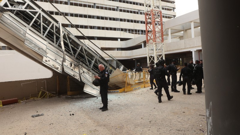 Công trình bị hư hại sau vụ tấn công tên lửa tại Tel Aviv, Israel. (Ảnh: THX/TTXVN)