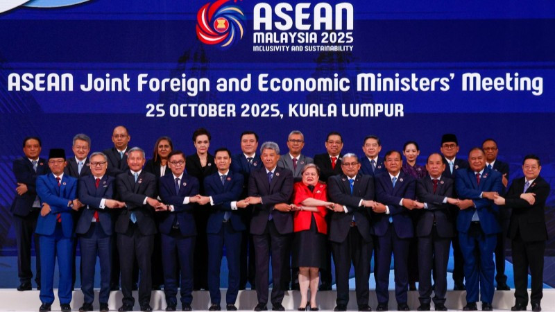 Các đại biểu dự Hội nghị chung giữa Bộ trưởng Ngoại giao và Bộ trưởng Kinh tế ASEAN chụp ảnh chung. (Ảnh: Bộ Ngoại giao)