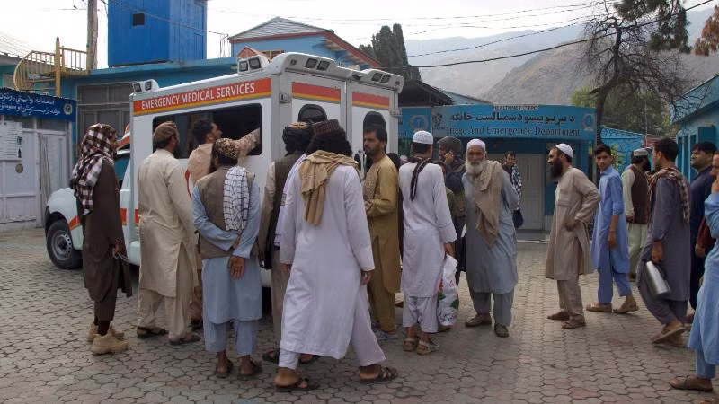 Xe cứu thương chuyển nạn nhân bị thương do động đất tới bệnh viện tại tỉnh Kunar, Afghanistan, ngày 1/9/2025. (Ảnh: THX/TTXVN)