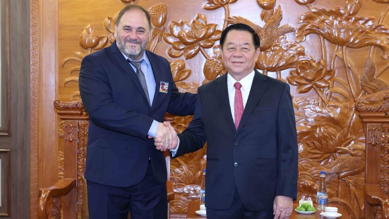 Đồng chí Nguyễn Trọng Nghĩa và đồng chí Guillermo Rehermann. (Ảnh: TTXVN) 