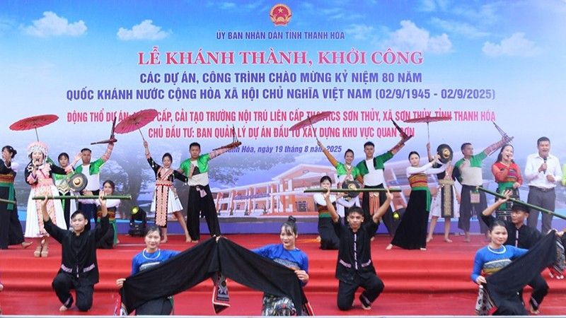 Tiết mục văn nghệ chào mừng khởi công dự án trường học ở xã biên giới tỉnh Thanh Hóa.
