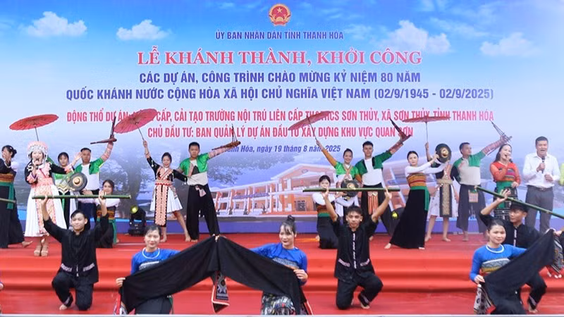 Tiết mục văn nghệ chào mừng khởi công dự án trường học ở xã biên giới tỉnh Thanh Hóa.