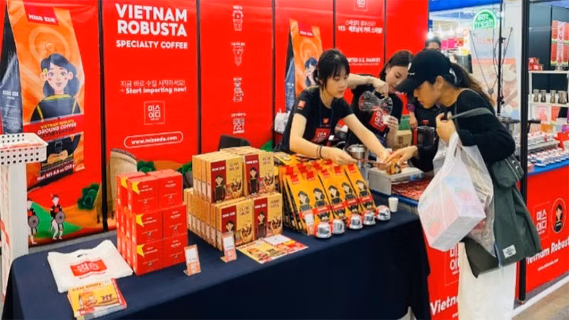 MISS EDE giới thiệu sản phẩm cà-phê rang xay hoàn chỉnh mang tên MISS EDE Vietnam Robusta tại Triển lãm Busan Coffee Show 2025 lần thứ 15.
