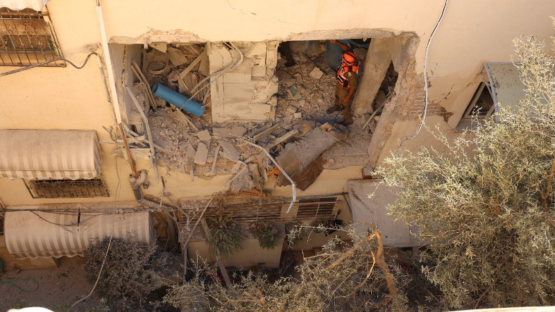 Cảnh đổ nát sau một vụ tấn công tại Tel Aviv, Israel, ngày 8/3/2026. (Ảnh: THX/TTXVN)