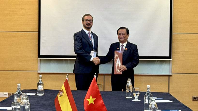 Phó Chủ tịch Quốc hội Lê Minh Hoan và Phó Chủ tịch thứ nhất Thượng viện Tây Ban Nha Javier Maroto. (Ảnh: TTXVN)