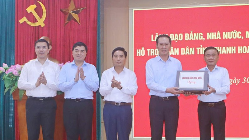 Thường trực Ban Bí thư trao quà động viên Đảng bộ, quân dân tỉnh Thanh Hóa.