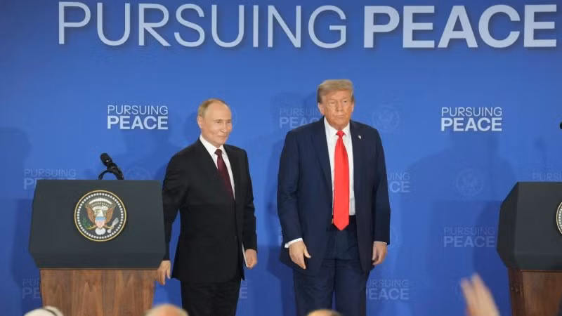 Tổng thống Mỹ Donald Trump và người đồng cấp Nga Vladimir Putin tại cuộc họp báo chung sau gần ba giờ họp kín. (Ảnh: Tân Hoa Xã)