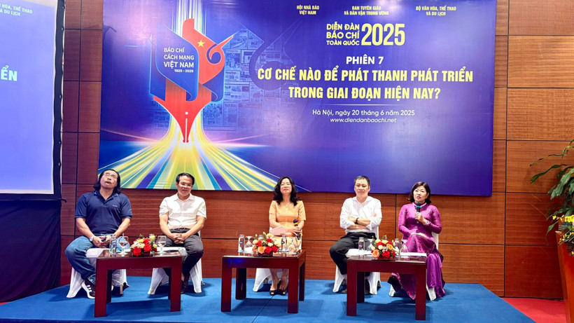 Phiên thảo luận diễn ra dưới sự điều hành của bà Lưu Thị Thanh Hà, Phó Giám đốc Trung tâm Báo chí và Truyền thông thành phố Hải Phòng, Phó Chủ tịch Hội Nhà báo thành phố Hải Phòng (giữa ảnh).