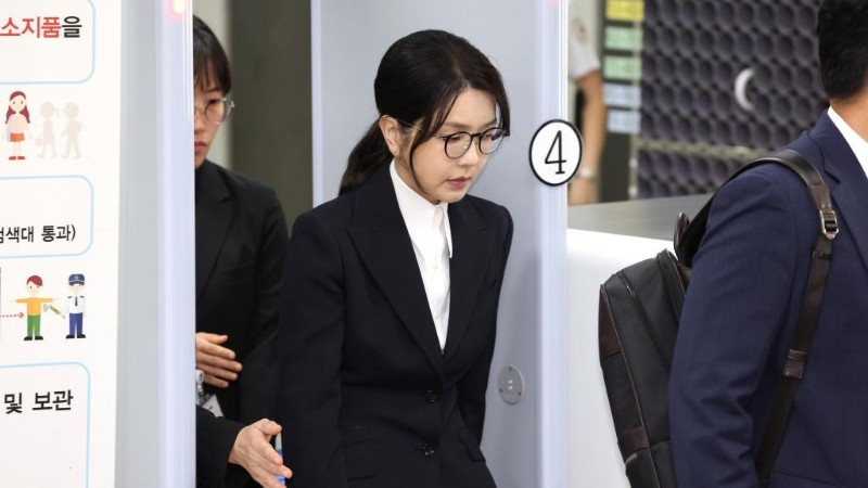 Bà Kim Keon Hee, vợ của cựu Tổng thống Hàn Quốc Yoon Suk-yeol, xuất hiện tại Tòa án quận trung tâm Seoul, Hàn Quốc, ngày 12/8/2025. (Ảnh: Tân Hoa Xã)