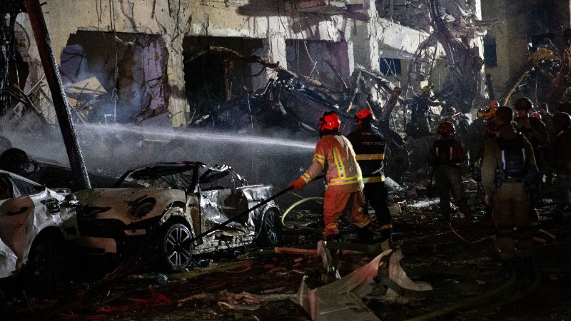 Địa điểm tại Tel Aviv, Israel bị trúng tên lửa từ Iran, ngày 1/3/2026. (Ảnh: THX/TTXVN)