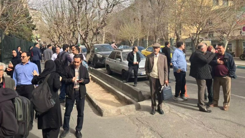 Người dân Iran trên tuyến phố gần Trường đại học Tehran sau vụ tấn công của Israel và Mỹ, ngày 28/2/2026. (Ảnh: THX/TTXVN)