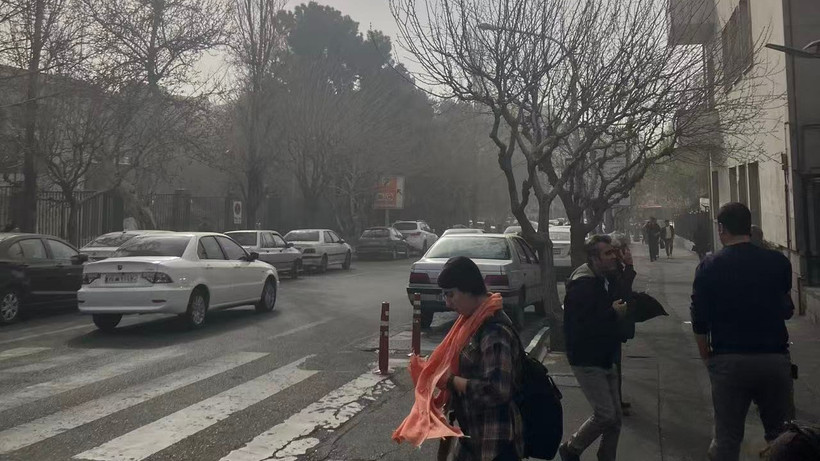 Người dân Iran trên tuyến phố gần Trường đại học Tehran sau vụ tấn công của Israel và Mỹ, ngày 28/2/2026. (Ảnh: THX/TTXVN)