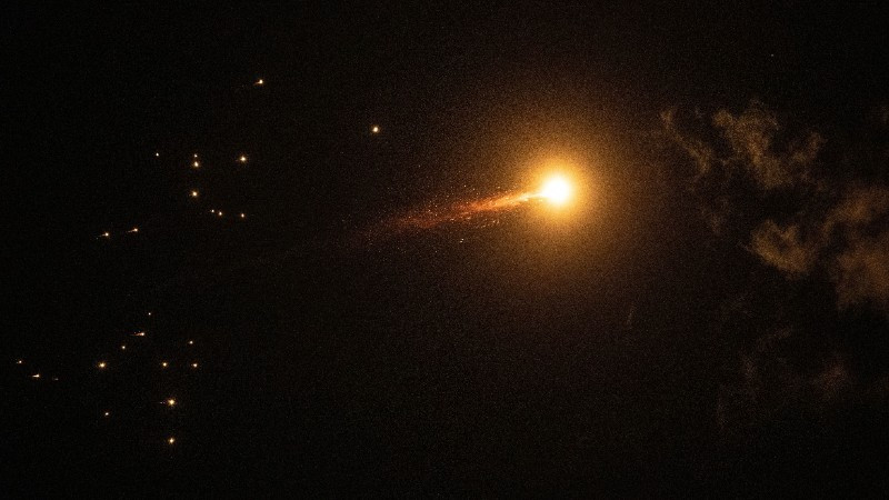 Hệ thống phòng không của Israel đánh chặn tên lửa trên bầu trời Tel Aviv, ngày 1/3/2026. (Ảnh: THX/TTXVN)