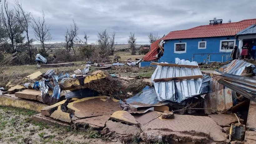 Nhiều ngôi nhà tại tỉnh Eastern Cape, Nam Phi, bị mưa lớn và lũ lụt tàn phá. (Ảnh: Chính quyền tỉnh Eastern Cape, Nam Phi/Tân Hoa Xã)