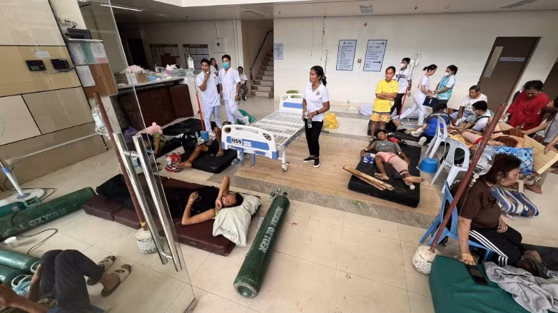 Nạn nhân bị thương do động đất được đưa tới bệnh viện ở Cebu, Philippines, ngày 1/10/2025. (Ảnh: THX/TTXVN)