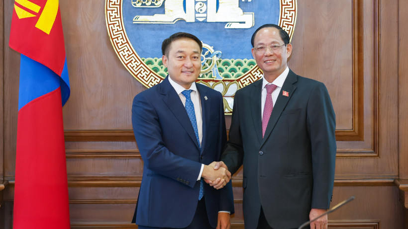 Phó Chủ tịch Quốc hội Trần Quang Phương và Chủ tịch Quốc hội Mông Cổ Dashzegve Amarbayasgalan. (Ảnh: TTXVN)