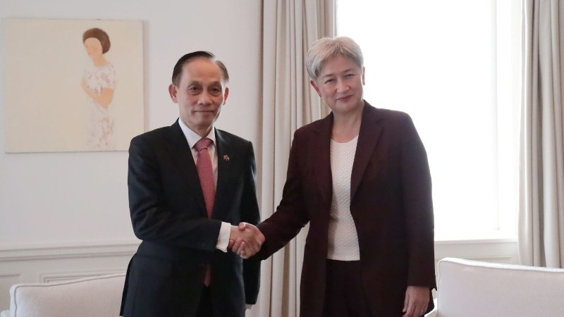 Quyền Bộ trưởng Ngoại giao Lê Hoài Trung gặp Bộ trưởng Ngoại giao Australia Penny Wong. (Ảnh: Bộ Ngoại giao Việt Nam)
