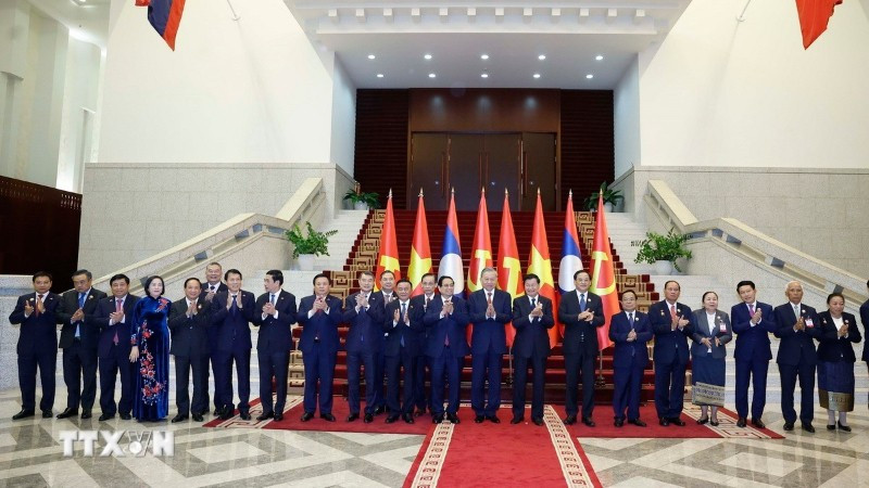Tổng Bí thư Ban Chấp hành Trung ương Đảng Cộng sản Việt Nam Tô Lâm và Tổng Bí thư Ban Chấp hành Trung ương Đảng Nhân dân cách mạng Lào, Chủ tịch nước Cộng hòa Dân chủ Nhân dân Lào Thongloun Sisoulith đồng chủ trì Cuộc gặp cấp cao giữa Đảng Cộng sản Việt Nam và Đảng Nhân dân cách mạng Lào, ngày 2/12/2025, tại thủ đô Vientiane. (Ảnh: TTXVN)
