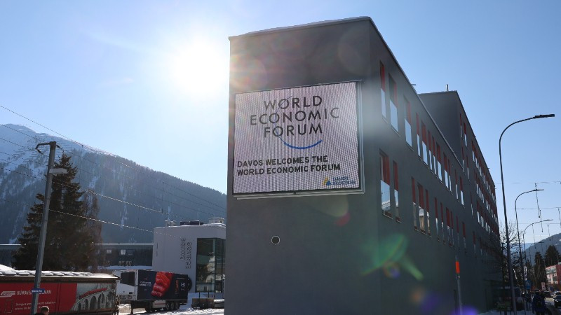 Logo của Diễn đàn WEF tại nhà ga trung tâm thị trấn Davos, Thụy Sĩ. (Ảnh: TTXVN)