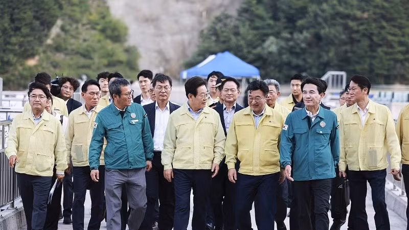 Tổng thống Lee Jae Myung (hàng đầu, thứ hai từ bên trái) thăm thành phố Gangneung, ngày 30/8/2025. (Ảnh: Văn phòng Tổng thống Hàn Quốc)