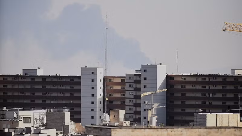 Khói bốc lên sau một vụ tấn công tại Tehran, Iran. (Ảnh: THX/TTXVN)