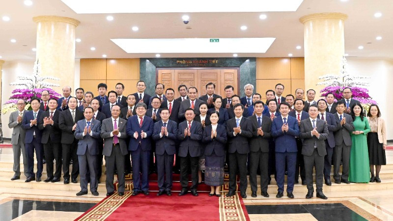 Thường trực Ban Bí thư Trần Cẩm Tú cùng Đoàn cán bộ cấp cao Đảng Nhân dân Cách mạng Lào. (Ảnh: TTXVN)