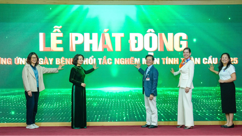 Các đại biểu phát động hưởng ứng Ngày bệnh phổi tắc nghẽn mạn tính.