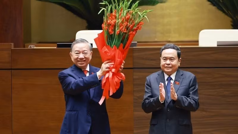 Chủ tịch Quốc hội Trần Thanh Mẫn thay mặt lãnh đạo Đảng, Nhà nước và Đại biểu Quốc hội khóa XVI tặng hoa chúc mừng Tổng Bí thư, Chủ tịch nước Tô Lâm. (Ảnh: TTXVN)