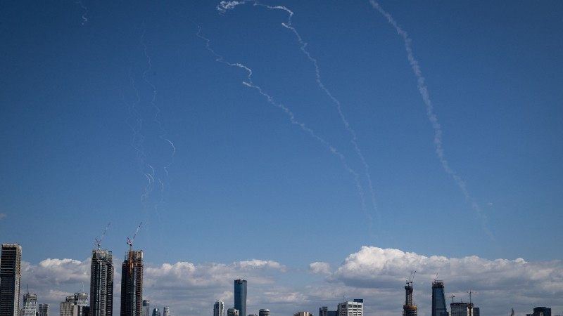 Những vệt khói trên bầu trời Tel Aviv (Israel) khi hệ thống phòng không Israel đánh chặn tên lửa từ Iran, ngày 1/3/2026. (Ảnh: THX/TTXVN)