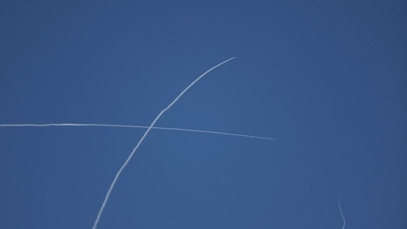 Ảnh minh họa: Những vệt khói trên bầu trời Tel Aviv (Israel) khi hệ thống phòng không Israel đánh chặn tên lửa từ Iran, ngày 1/3/2026. (Ảnh: AA/TTXVN)