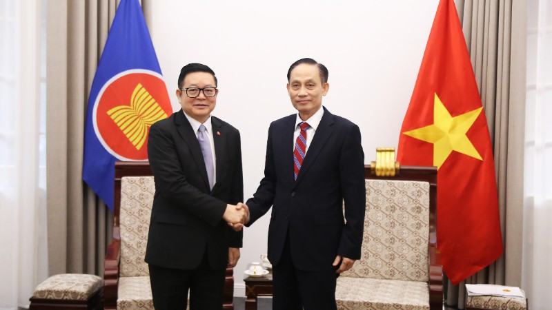 Bộ trưởng Ngoại giao Lê Hoài Trung tiếp Tổng Thư ký ASEAN Kao Kim Hourn. (Ảnh: Bộ Ngoại giao)