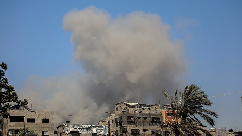 Khói bốc lên sau cuộc không kích của Israel tại Gaza. (Ảnh: THX/TTXVN)