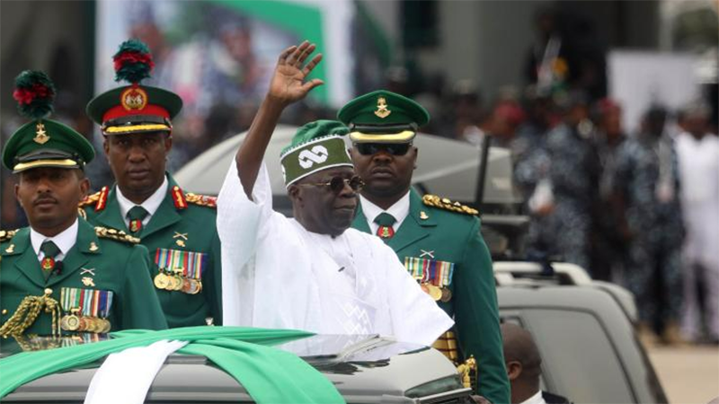 Tổng thống Nigeria Bola Tinubu (áo trắng). (Ảnh: Tân Hoa Xã)