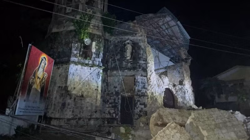 Nhà thờ bị hư hại sau trận động đất tại tỉnh Cebu, Philippines, ngày 30/9/2025. (Ảnh: THX/TTXVN)