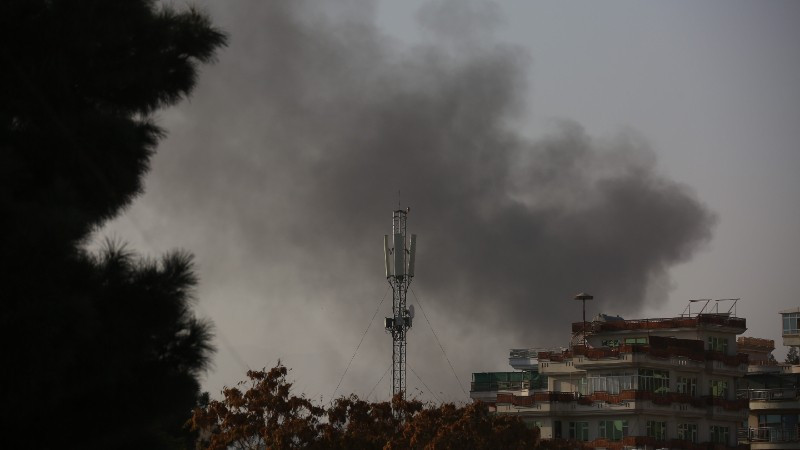 Khói bốc lên sau vụ nổ tại Kabul, Afghanistan, ngày 15/10/2025. (Ảnh: THX/TTXVN)