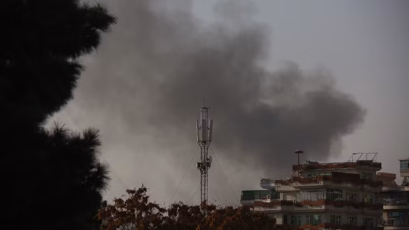 Khói bốc lên sau vụ nổ tại Kabul, Afghanistan, ngày 15/10/2025. (Ảnh: THX/TTXVN)